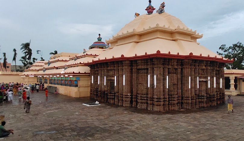 Beautiful view of Puri in Odisha, featuring the iconic Jagannath Temple, golden sand beaches, and the Bay of Bengal waves.